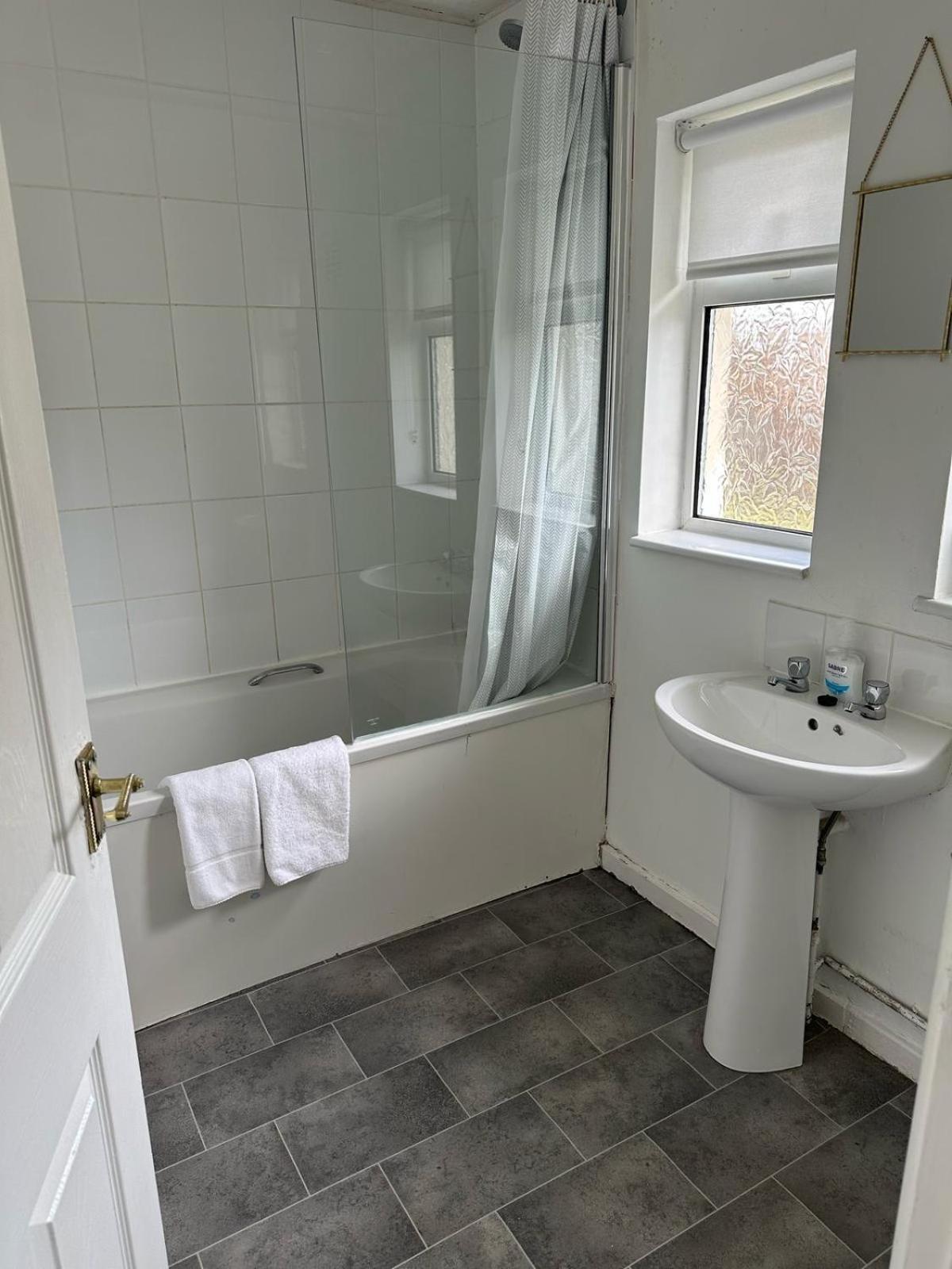 House Number 8 Sleeps Up To 6 People With Smart Tvs In Every Room Веллингтон Экстерьер фото