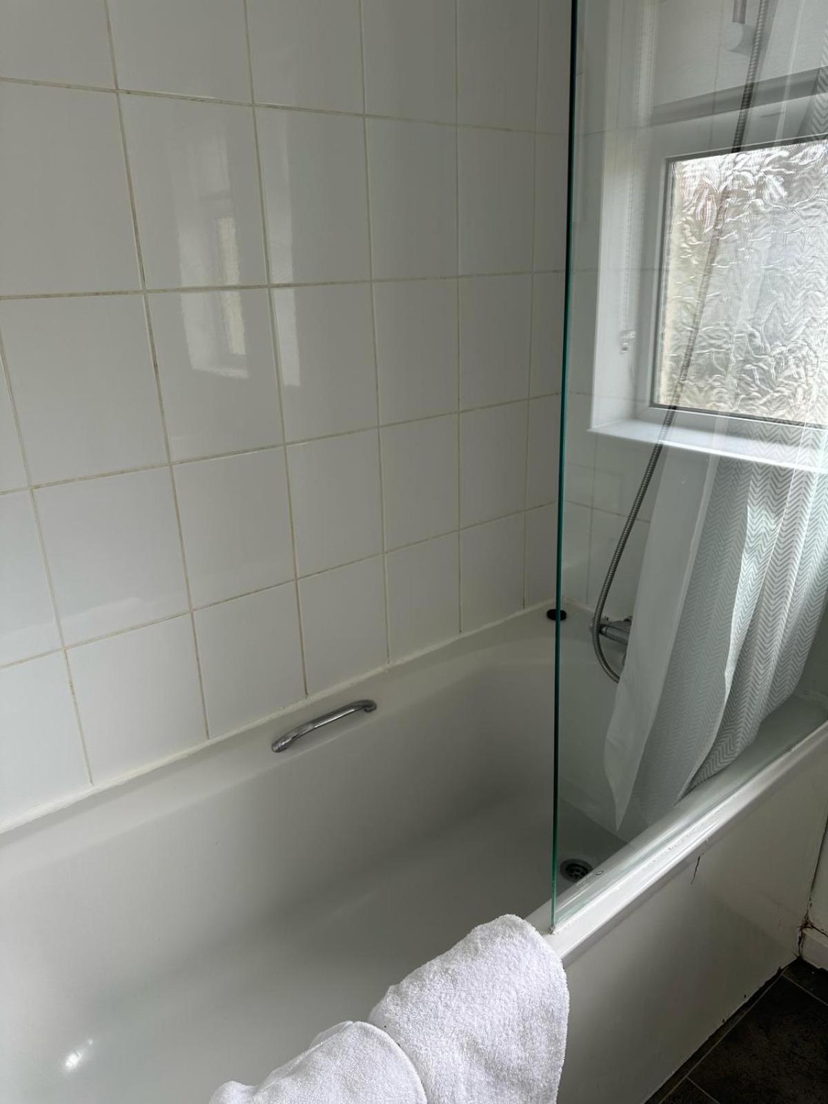 House Number 8 Sleeps Up To 6 People With Smart Tvs In Every Room Веллингтон Экстерьер фото