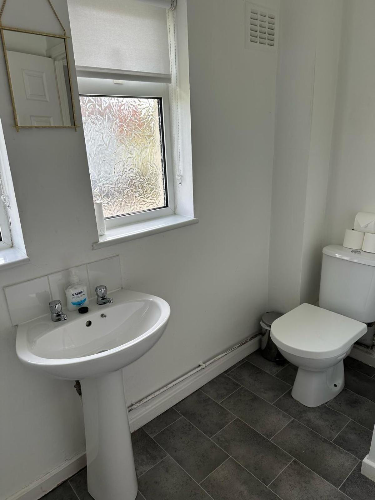 House Number 8 Sleeps Up To 6 People With Smart Tvs In Every Room Веллингтон Экстерьер фото